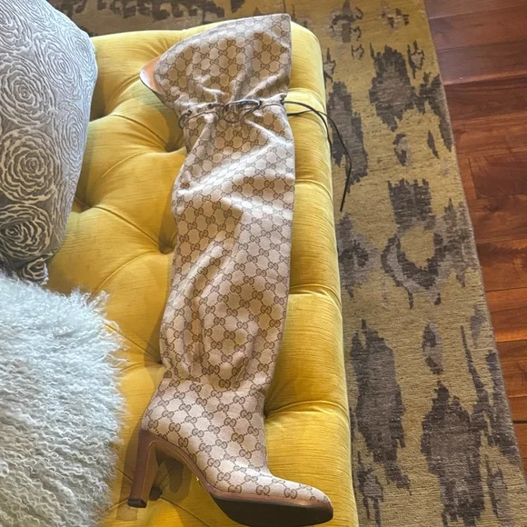 Gucci Authentication Card with Cream and Brown Accents - Picture 4 of 8